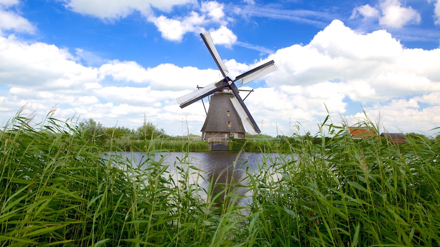 Kinderdijk som omfatter en flod eller et vandløb og en vindmølle