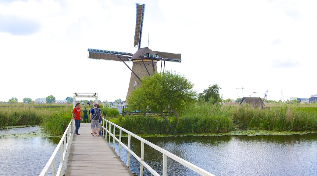 Kinderdijk toont een windmolen, een rivier of beek en een brug