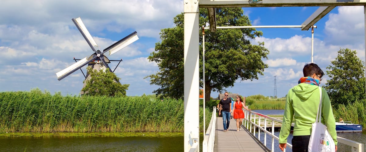 Kinderdijk mit einem Fluss oder Bach, Brücke und Sumpfgebiet