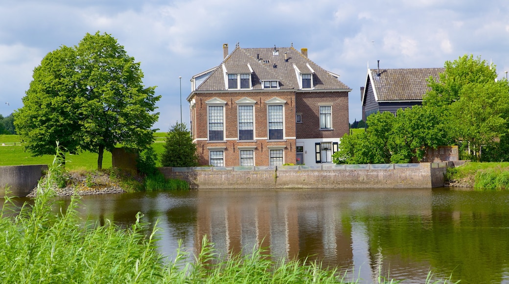 Kinderdijk mostrando un río o arroyo y una casa