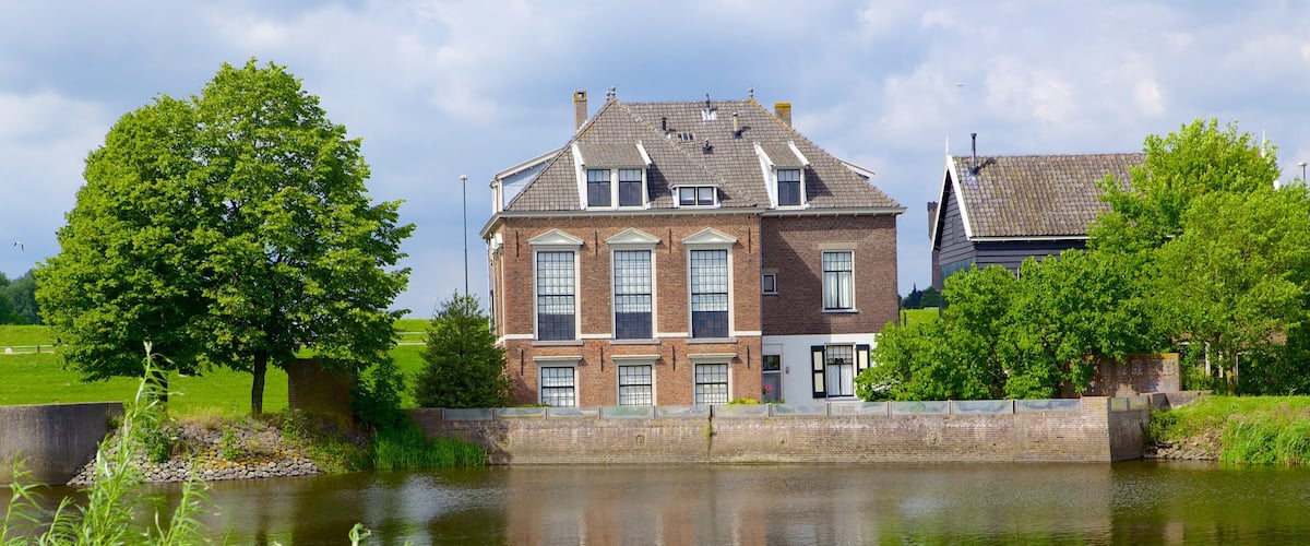 Kinderdijk mostrando un río o arroyo y una casa