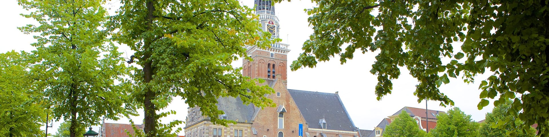 Waag mit einem Fahrradfahren und StraĂenszenen