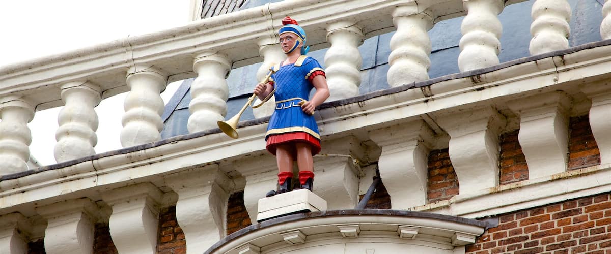Waag qui includes statue ou sculpture et patrimoine historique
