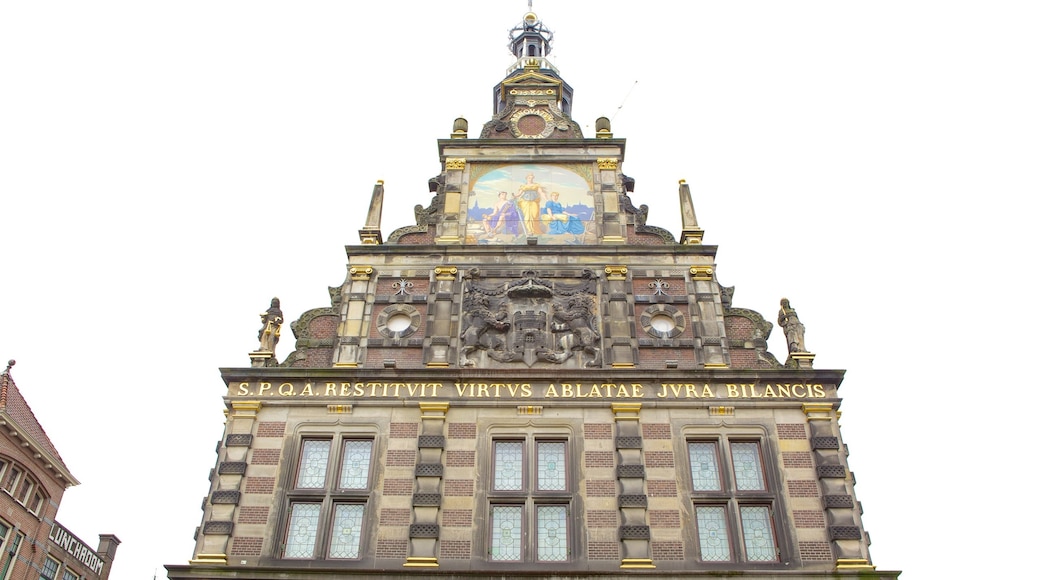 Alkmaar which includes heritage architecture and heritage elements