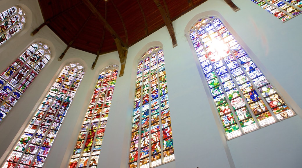 Oude Kerk som viser innendørs, religion og kirke eller katedral