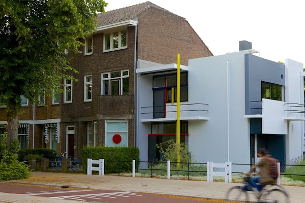 Rietveld-Schröder-Haus mit einem Straßenszenen