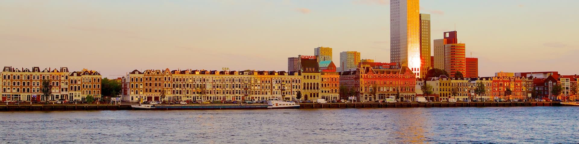 Erasmusbrücke das einen Bucht oder Hafen, Hochhaus und Küstenort