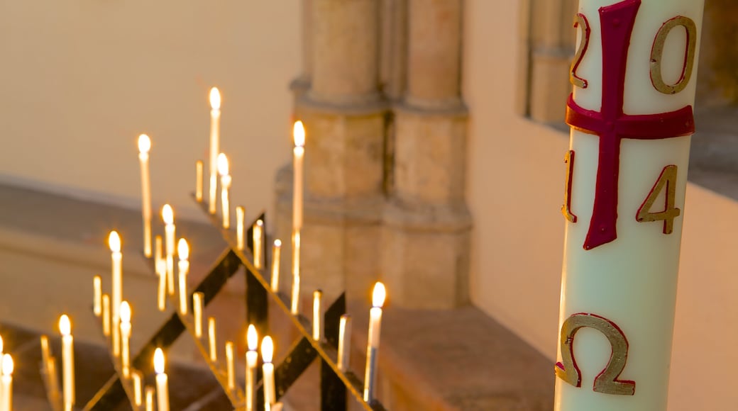 Igreja Dom que inclui vistas internas, uma igreja ou catedral e aspectos religiosos