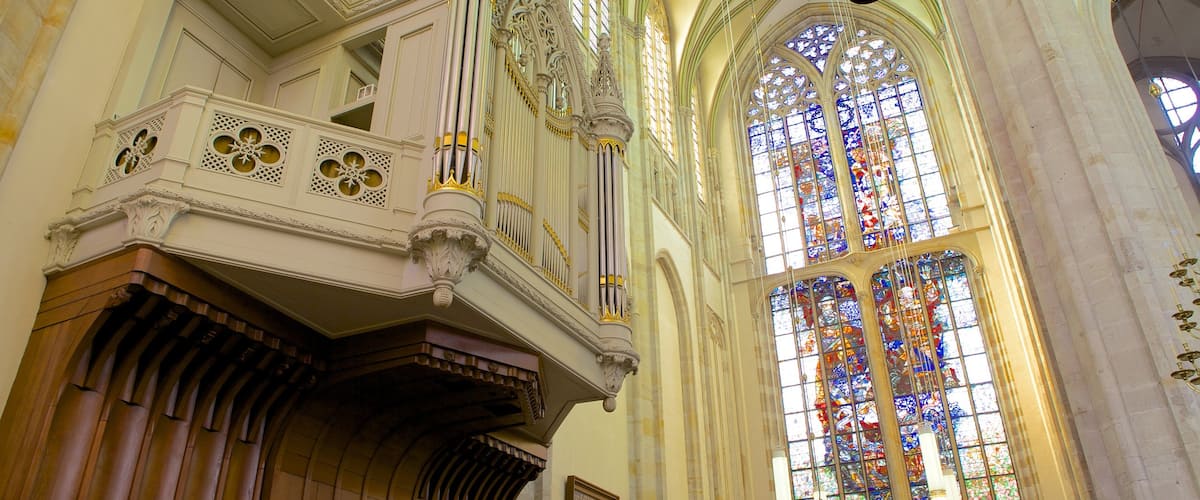 De Dom bevat een kerk of kathedraal, religieuze elementen en interieur