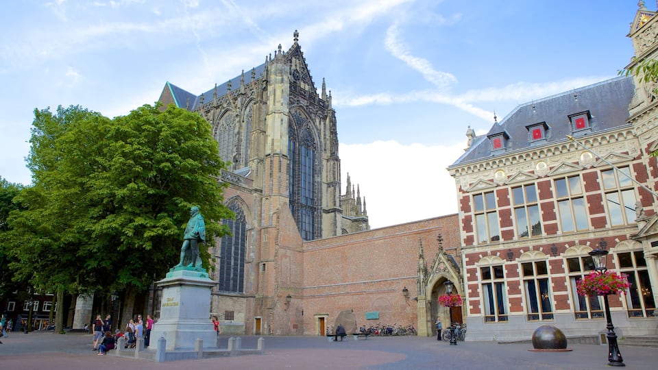 Dom Church featuring religious aspects, street scenes and a church or cathedral