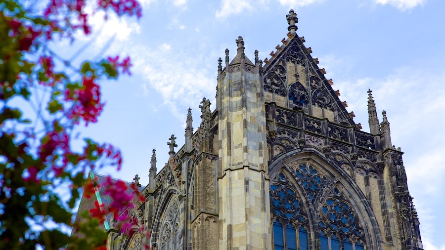 Domkerk qui includes église ou cathédrale, art en plein air et éléments religieux