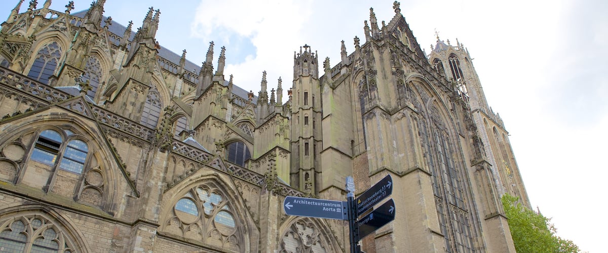 Iglesia de Dom ofreciendo elementos del patrimonio, una iglesia o catedral y patrimonio de arquitectura