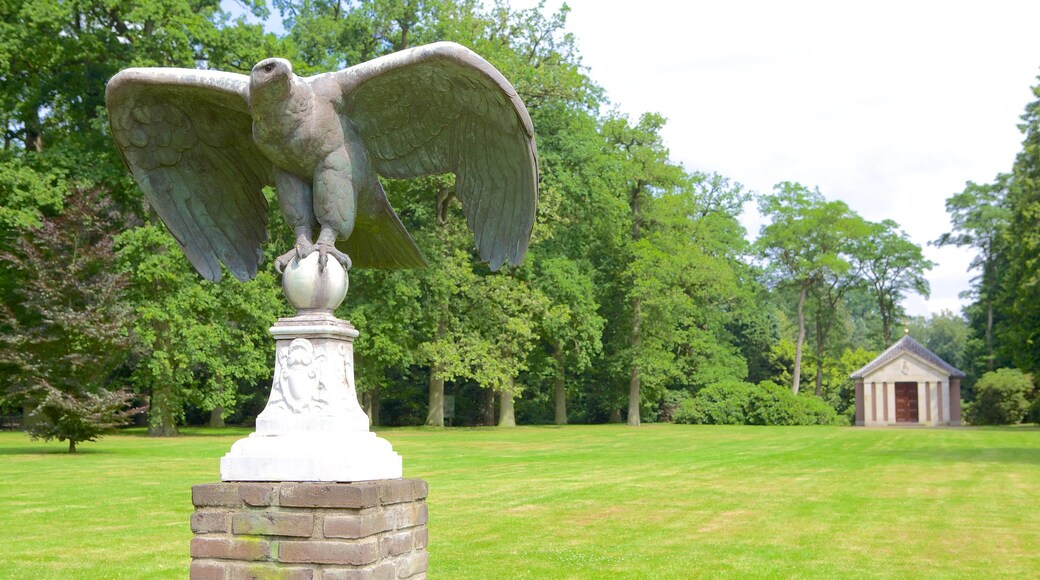 Kasteel Huis Doorn presenterar en trädgård och en staty eller skulptur