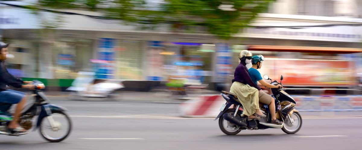 Ho Chi Minh-staden som inkluderar gatuliv och motorcykelkörning såväl som ett par