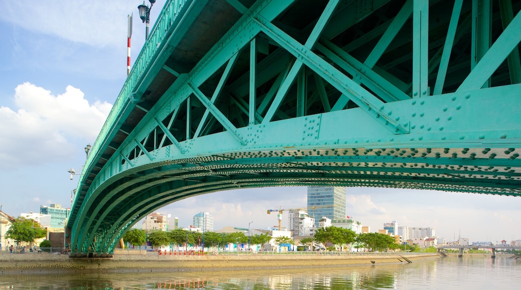 Saigon-Fluss welches beinhaltet Fluss oder Bach und Brücke