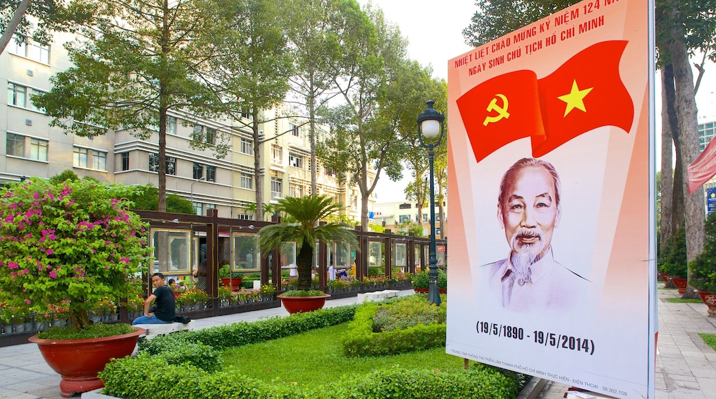 Dong Khoi-gatan som inkluderar en park och skyltar