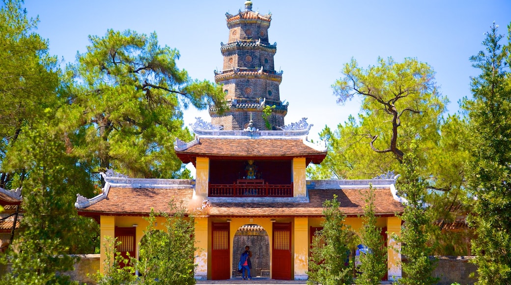 Thien Mu Pagoda showing a temple or place of worship