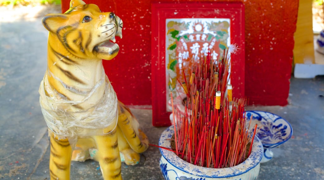 Phan Thiet featuring markets and art