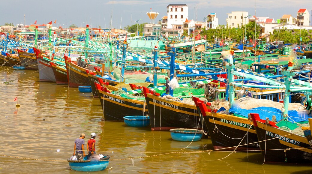 Phan Thiet แสดง ชายฝั่งทะเล, การพายเรือ และ ท่าจอดเรือ