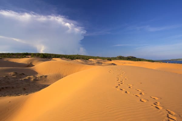 Sanddünen von Mũi Né das einen Wüstenblick und Landschaften