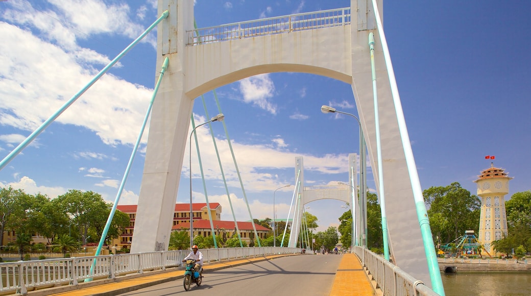 Phan Thiet presenterar motorcykelkörning och en bro såväl som en man