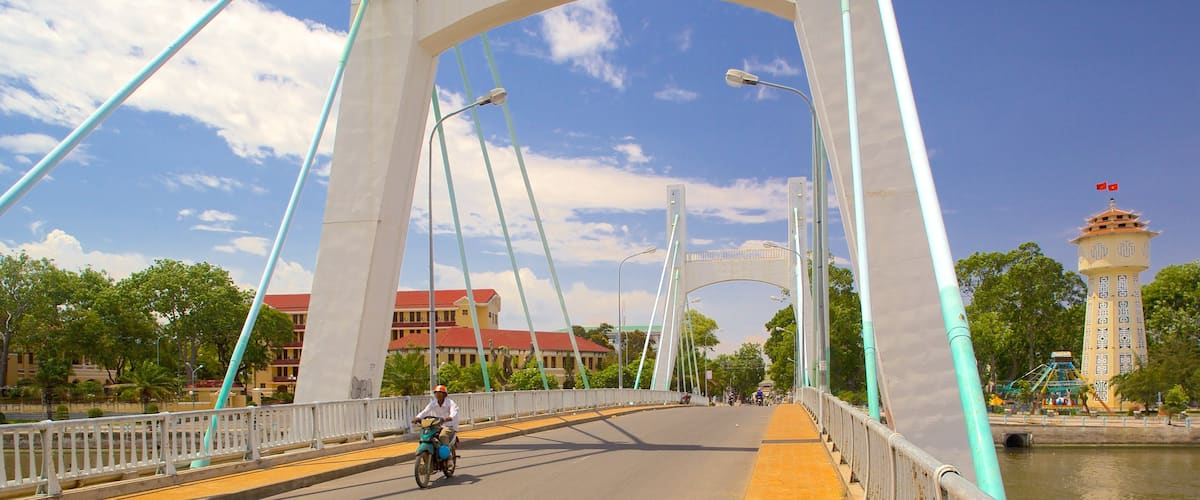 Phan ThiĂȘt qui includes moto et pont aussi bien que homme