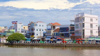 Phan Thiet som viser en by og en flod eller et vandløb