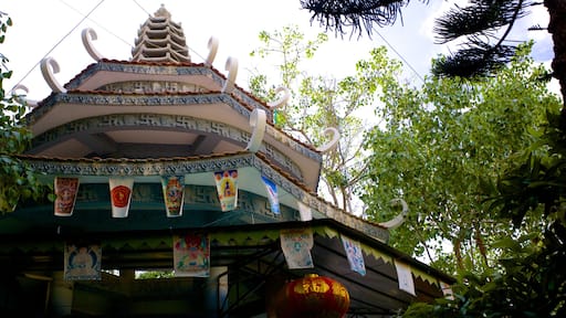 Linh Son Co Tu featuring a temple or place of worship