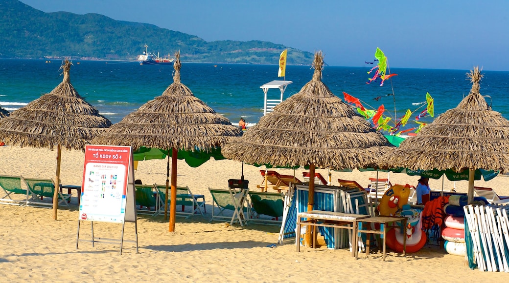 Playa de My Khe que incluye una playa de arena y un hotel o resort de lujo