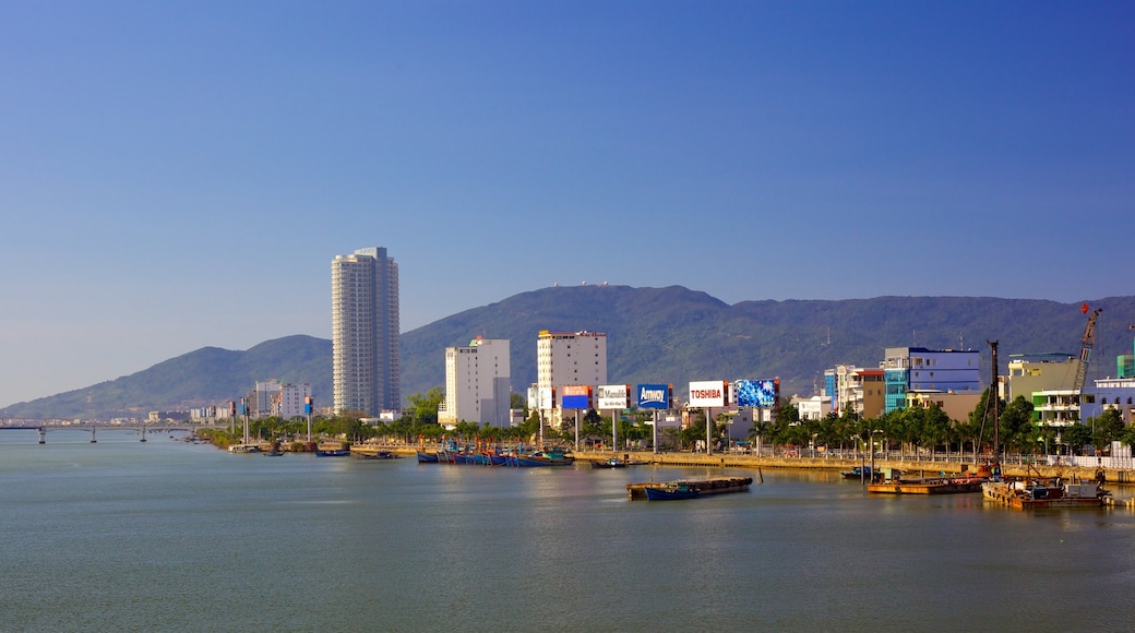 Da Nang showing a coastal town and landscape views