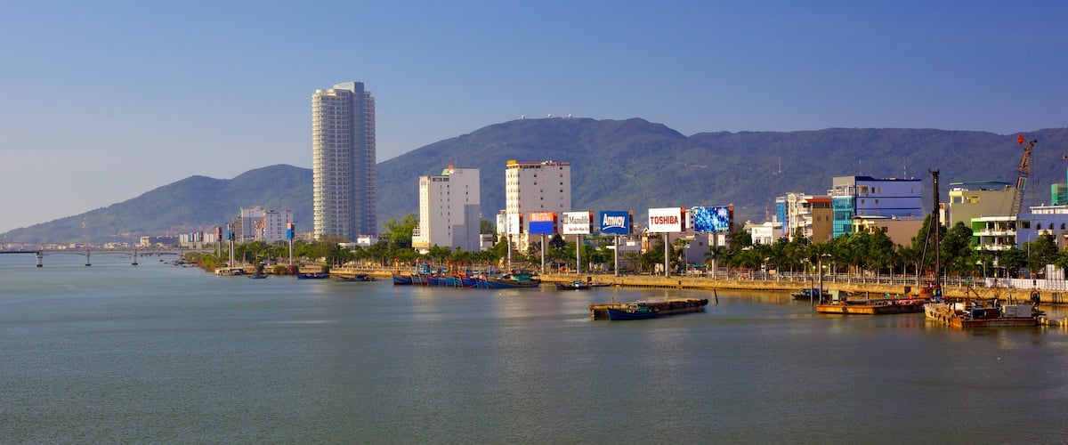 Da Nang que incluye una ciudad costera y vistas de paisajes