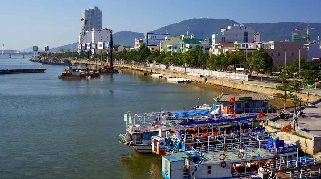 Da Nang das einen Bootfahren, Fluss oder Bach und Stadt