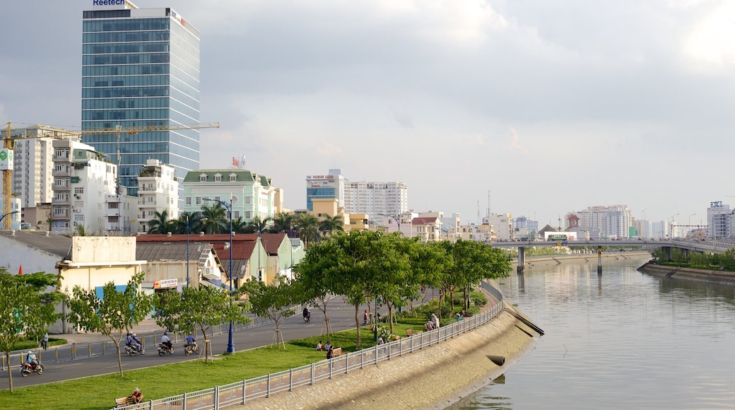 Saigon-Fluss mit einem Fluss oder Bach und Stadt