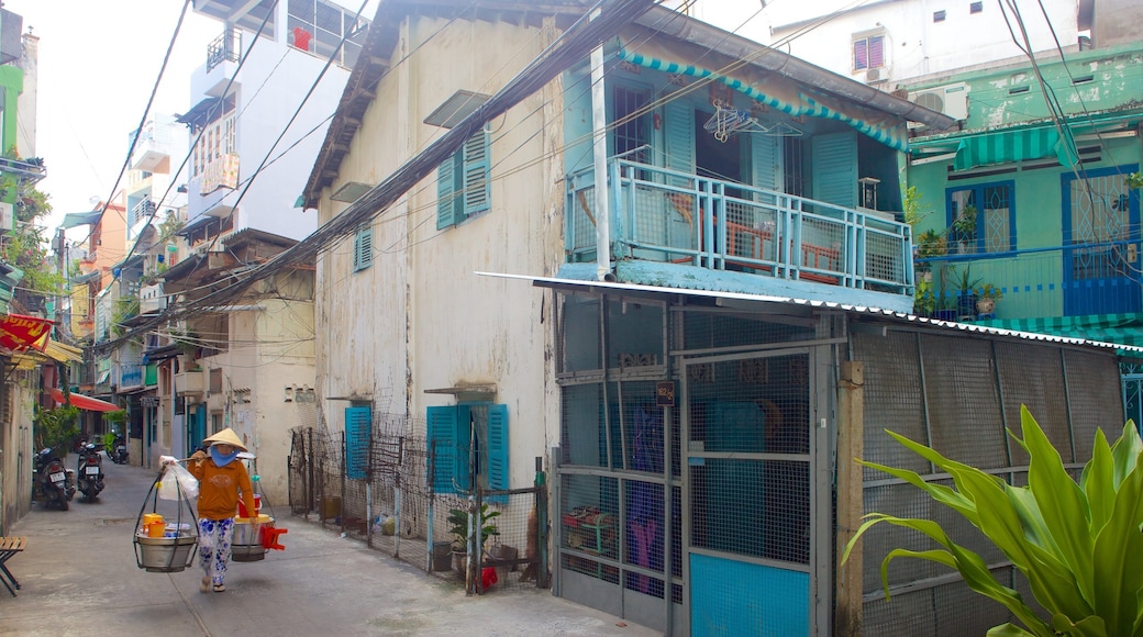 Bui Thi Xuan which includes street scenes