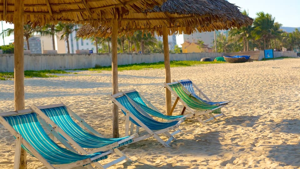 Playa de My Khe que incluye escenas tropicales y una playa