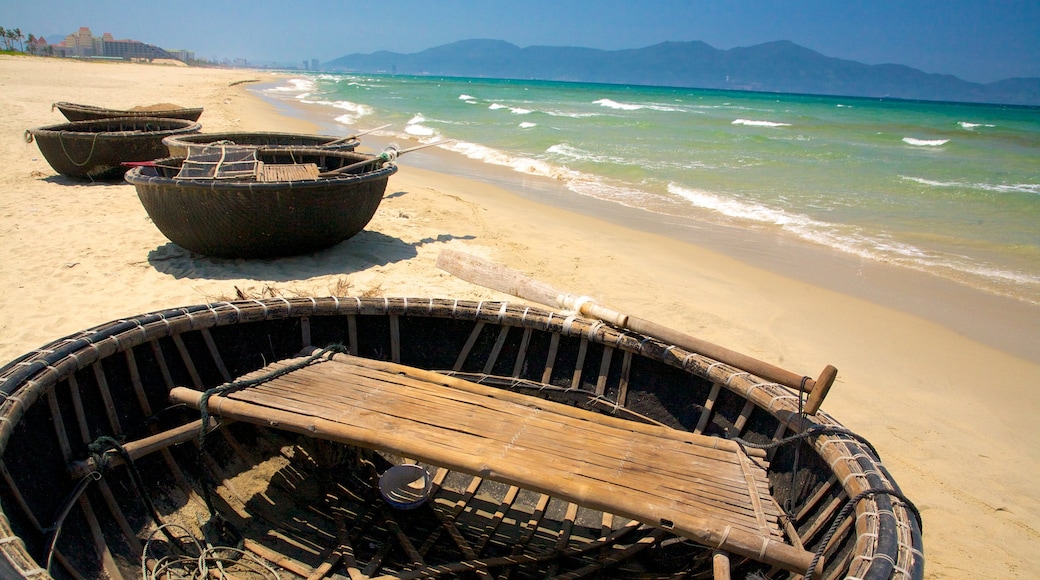 Praia Non Nuoc caracterizando canoagem e uma praia de areia