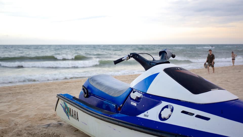 Mui Ne mostrando una playa y moto acuática