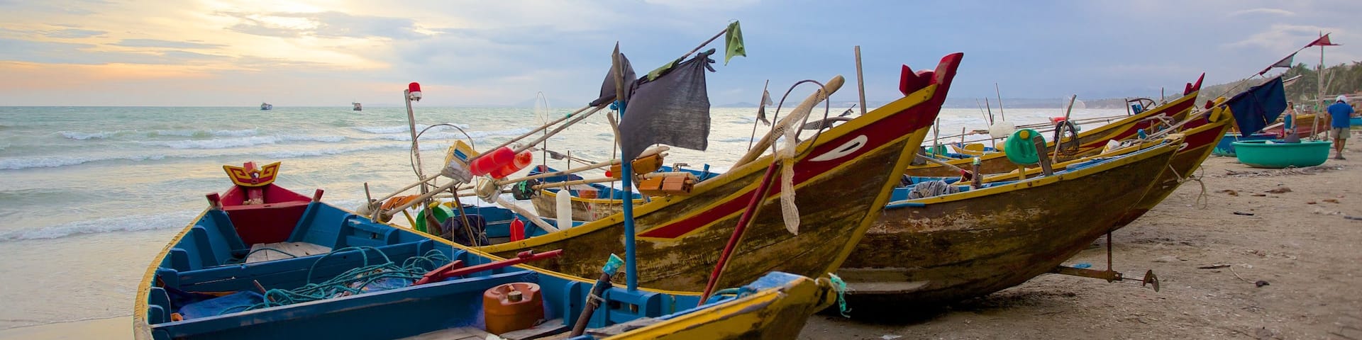 Mui Ne que incluye paseos en lancha y una playa de arena