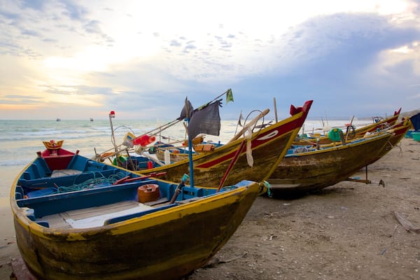 Mui Ne-Strand das einen Sandstrand und Bootfahren