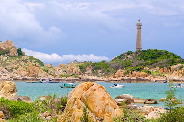 Tien Thanh Beach featuring rugged coastline