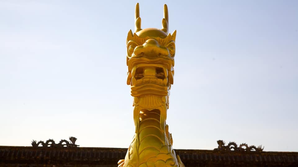 Imperial City which includes a statue or sculpture