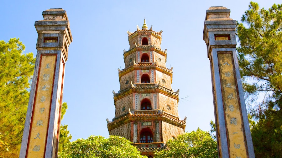 Thien Mu-pagodan som visar ett tempel eller plats för dyrkan och historisk arkitektur