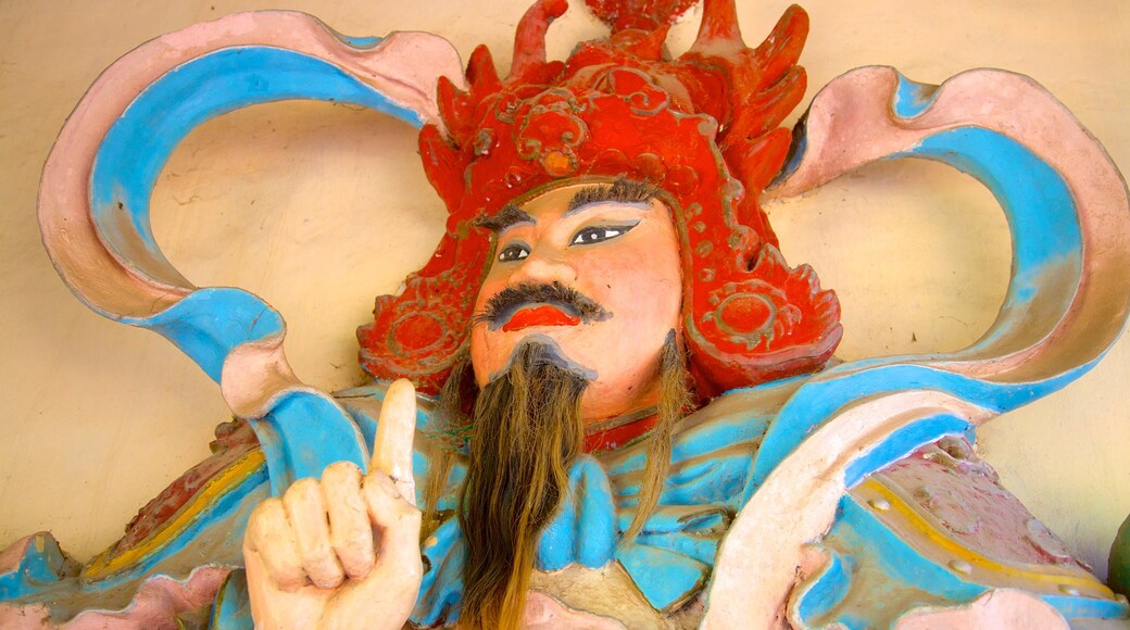 Thien Mu-pagode bevat een standbeeld of beeldhouwwerk en interieur