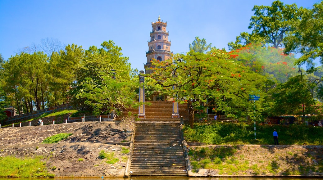 Thien Mu-pagode inclusief een park en een tempel of gebedshuis
