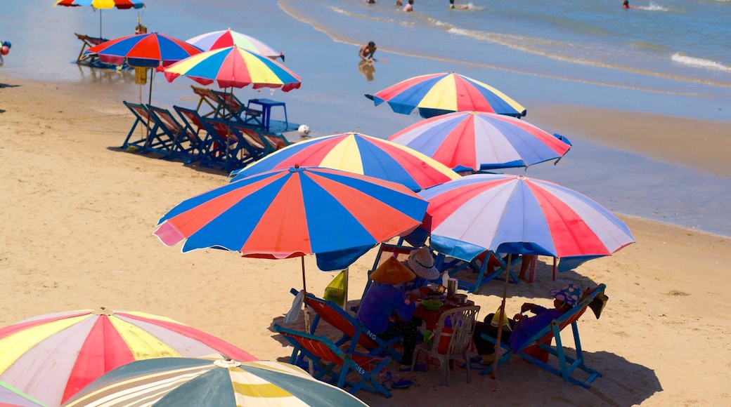 Back Beach bevat een zandstrand en een luxueus hotel of resort