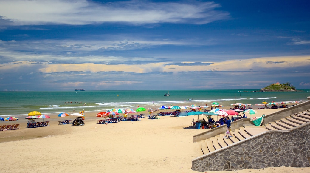 Back Beach toont een zandstrand