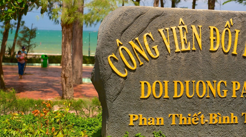 Plage de Phan Thiet montrant signalisation