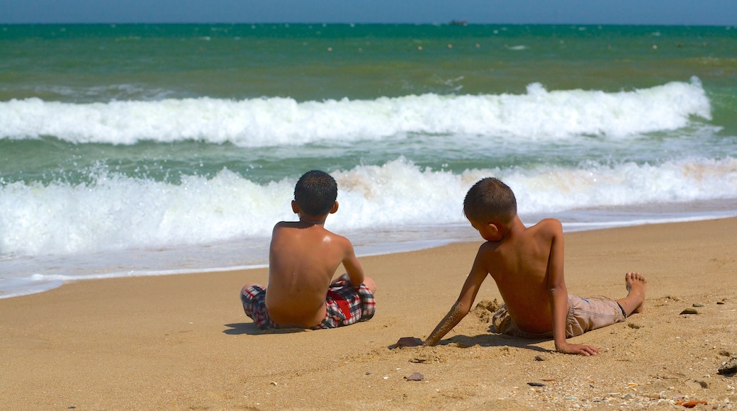 Phan Thiet Strand og byder på en strand såvel som børn