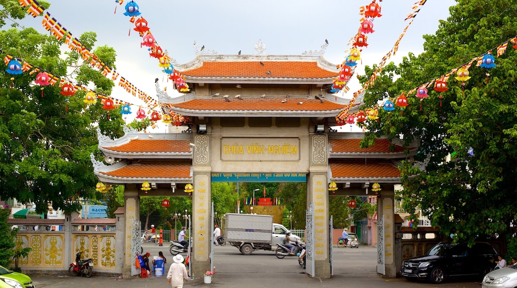 Pagoda Vinh Nghiem que incluye escenas urbanas y un templo o lugar de culto