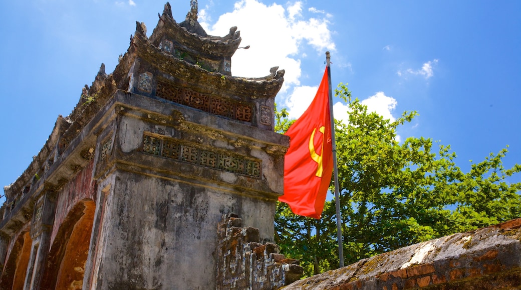 Tomba di Minh Mang mostrando edificio amministrativo e tempio o luogo di culto